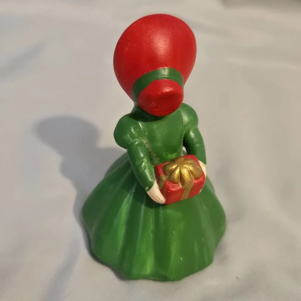Enesco 1999 Figurine Old Fashion Kissing Girl Christmas Gift Ceramic Decoration